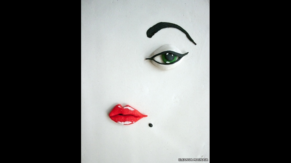 Sua inspiração veio em uma gincana em um pub, na qual uma das tarefas exigia que uma fotografia icônica fosse reproduzida com este material. - Eleanor Macnair/BBC Brasil