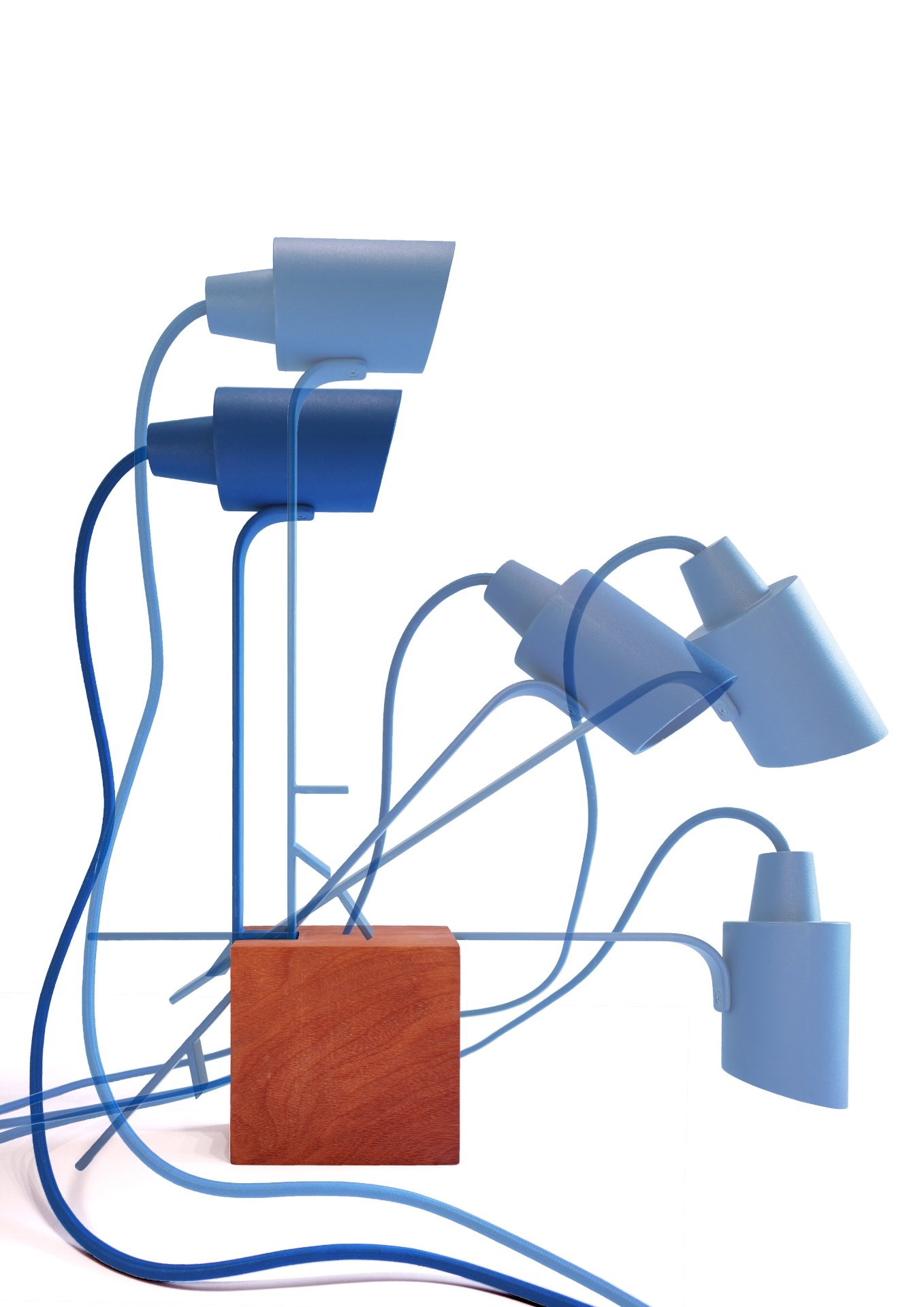 Prêmio Design MCB 2015 - categoria "Iluminação" - modalidade produto. Menção honrosa: Luminária Ani. Criada por Domingos Pascali e Sarkis Semerdjian, a peça articulada permite diferentes posições e alturas para a haste. A produção do objeto é da Etel Interiores. Os vencedores e finalistas serão expostos no Museu da Casa Brasileira em São Paulo (SP), de 26 de novembro de 2015 a 31 de janeiro de 2016. Outras informações: www.mcb.org.br - Divulgação