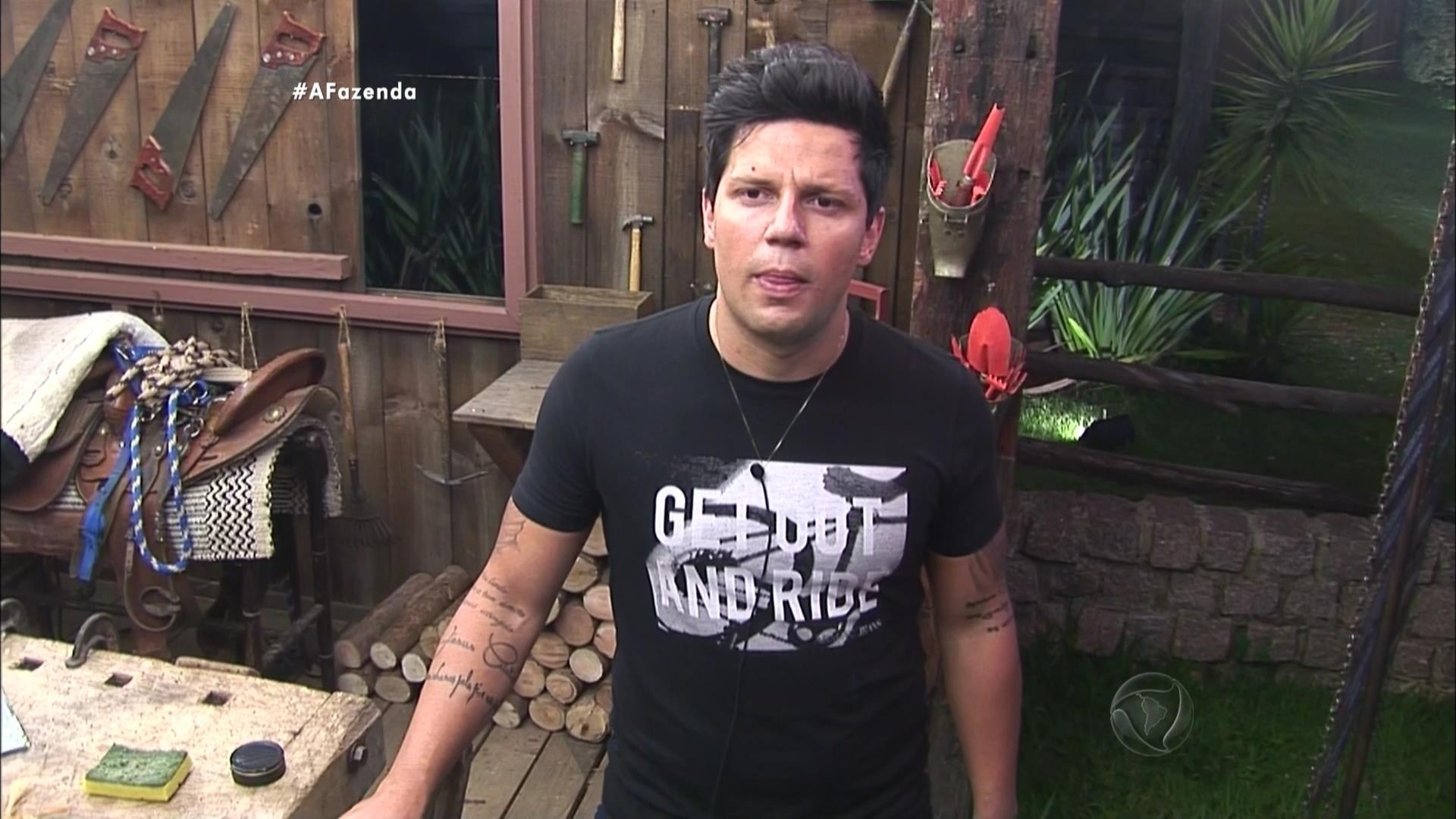 23.out.2015 - Thiago Servo tocou o sino e pediu para sair do reality - Reprodução/Record