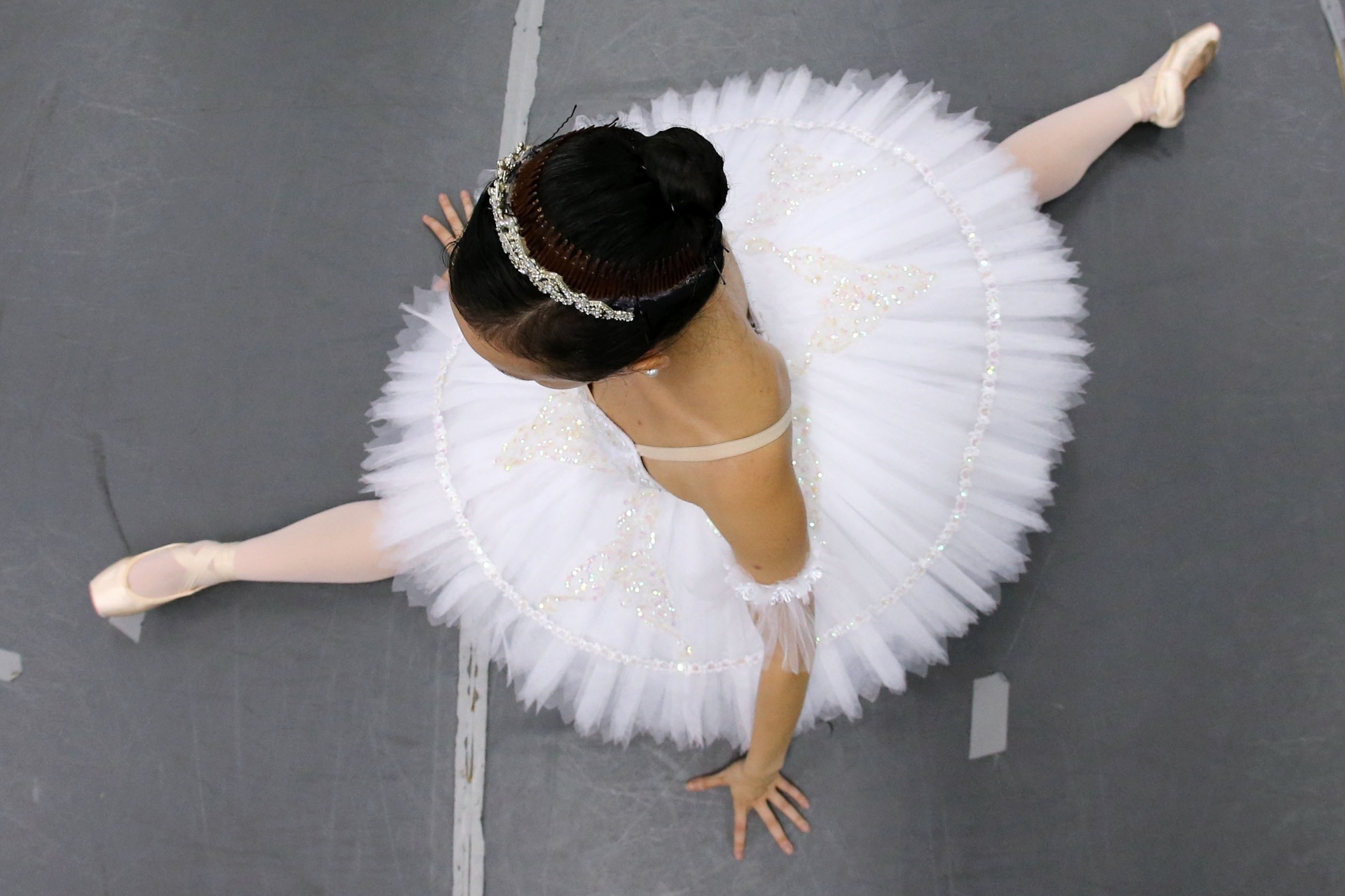 3.dez.2015 - A Companhia de Dança Cisne Negro ensaia para a temporada 2015 de "O Quebra-Nozes", em sua sede, no bairro da Vila Madalena, zona oeste de São Paulo. Esta será a 32ª edição do espetáculo tradicional de Natal. - Flavio Florido/UOL