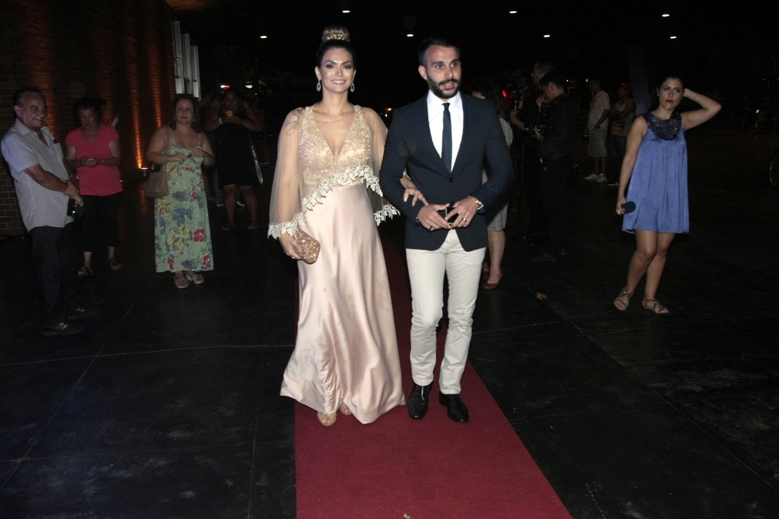 12.dez.2015 - Kelly Key chega com o marido Mico Freitas ao casamento de Jonathan Costa e Antonia Fontenelle no Museu de Arte Moderna no Rio de Janeiro - Rogerio Fidalgo e Anderson Borde/AgNews