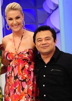 Shaolin no programa "Tudo é Possível", com Ana Hickmann. O humorista ganhou uma homenagem da atração quando, em coma após sofrer um acidente de carro, completou 40 anos em 2011 - Divulgação/Record - Divulgação/Record