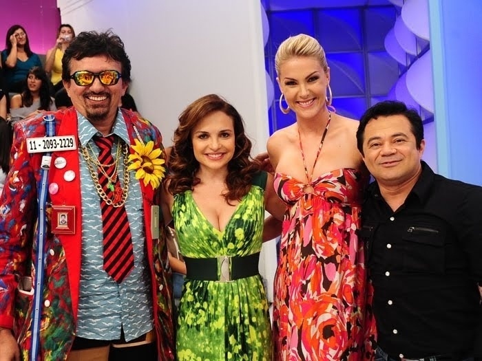 Shaolin no programa "Tudo é Possível", com Ana Hickmann. O humorista ganhou uma homenagem da atração quando, em coma após sofrer um acidente de carro, completou 40 anos em 2011 - Divulgação/Record