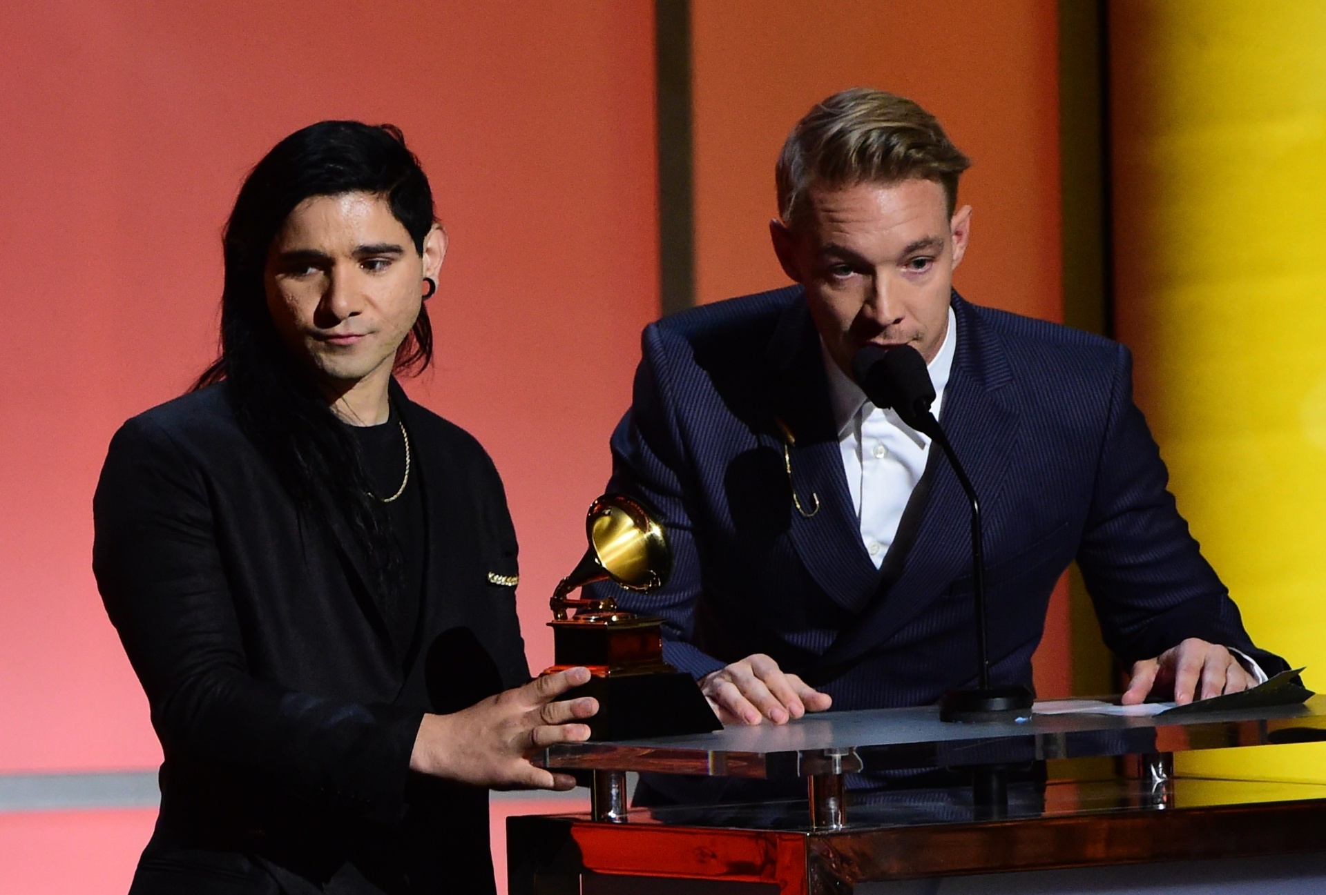 15.fe.2016 - Skrillex e DJ Diplo ganham o Grammy de melhor música eletrônica por "Where Are Ü Now" e melhor álbum eletrônico - Robyn Beck/AFP
