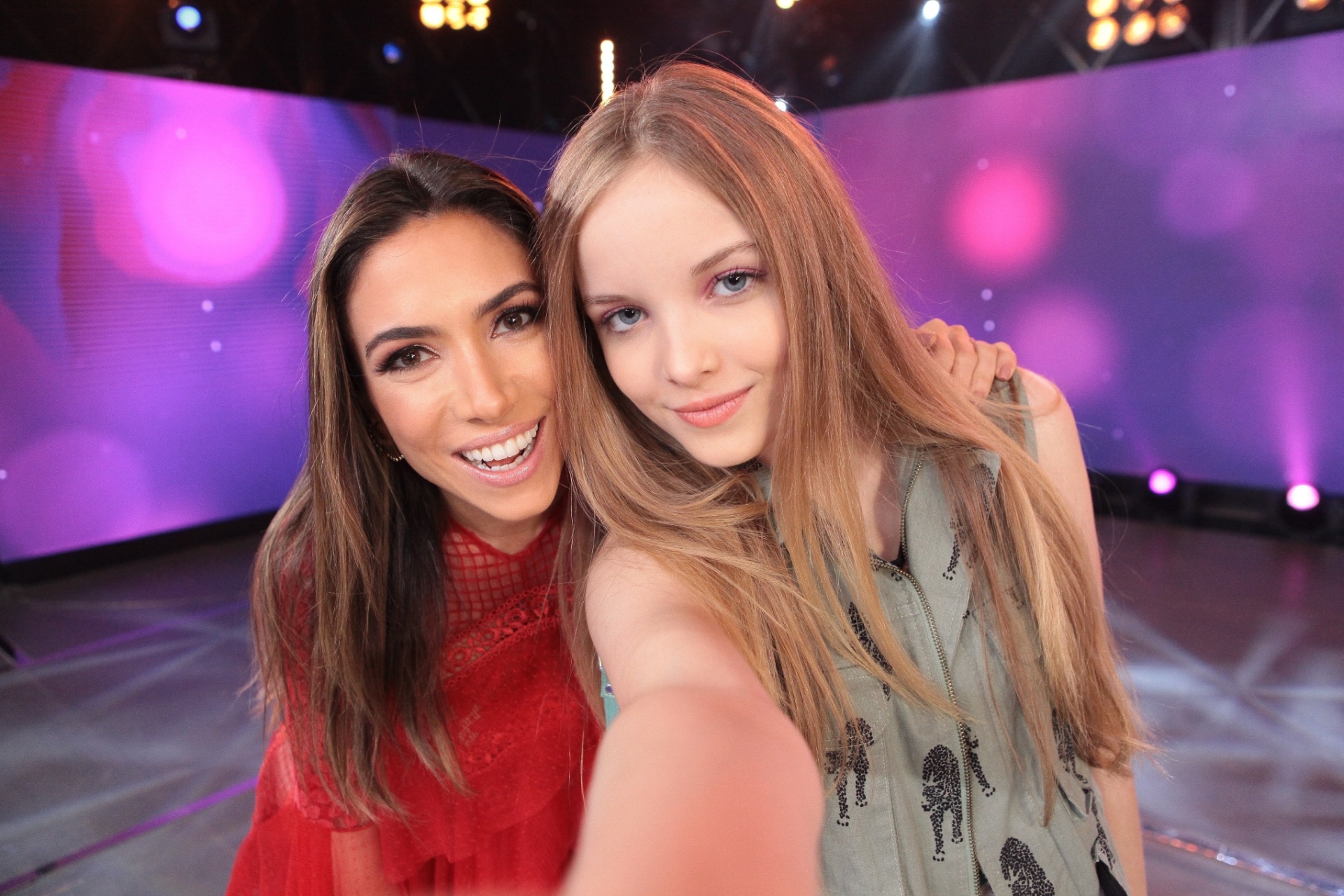 Priscila (Giovanna Chaves) tira selfie com Patricia Abravanel - Divulgação/SBT