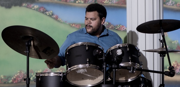 Babu Santana aprendeu a tocar bateria para "Mundo Cão" - Divulgação
