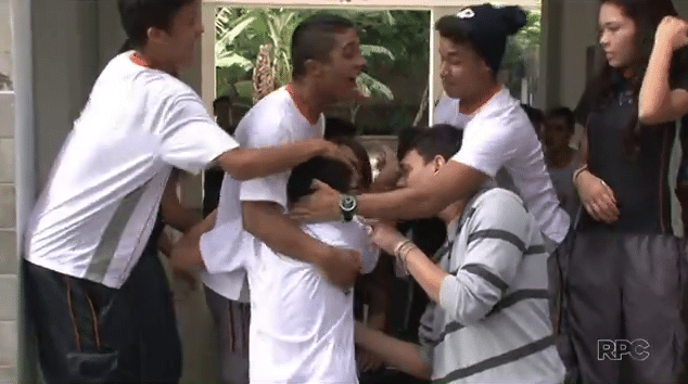 25.mar.2016 - Às vésperas da grande final do reality show "The Voice Kids", que será realizado no próximo domingo, na Globo, os três concorrentes mirins se tornaram celebridades instântaneas em suas respectivas cidades, ambas localizadas no Estad do Paraná - Reprodução/RPC/TV Globo