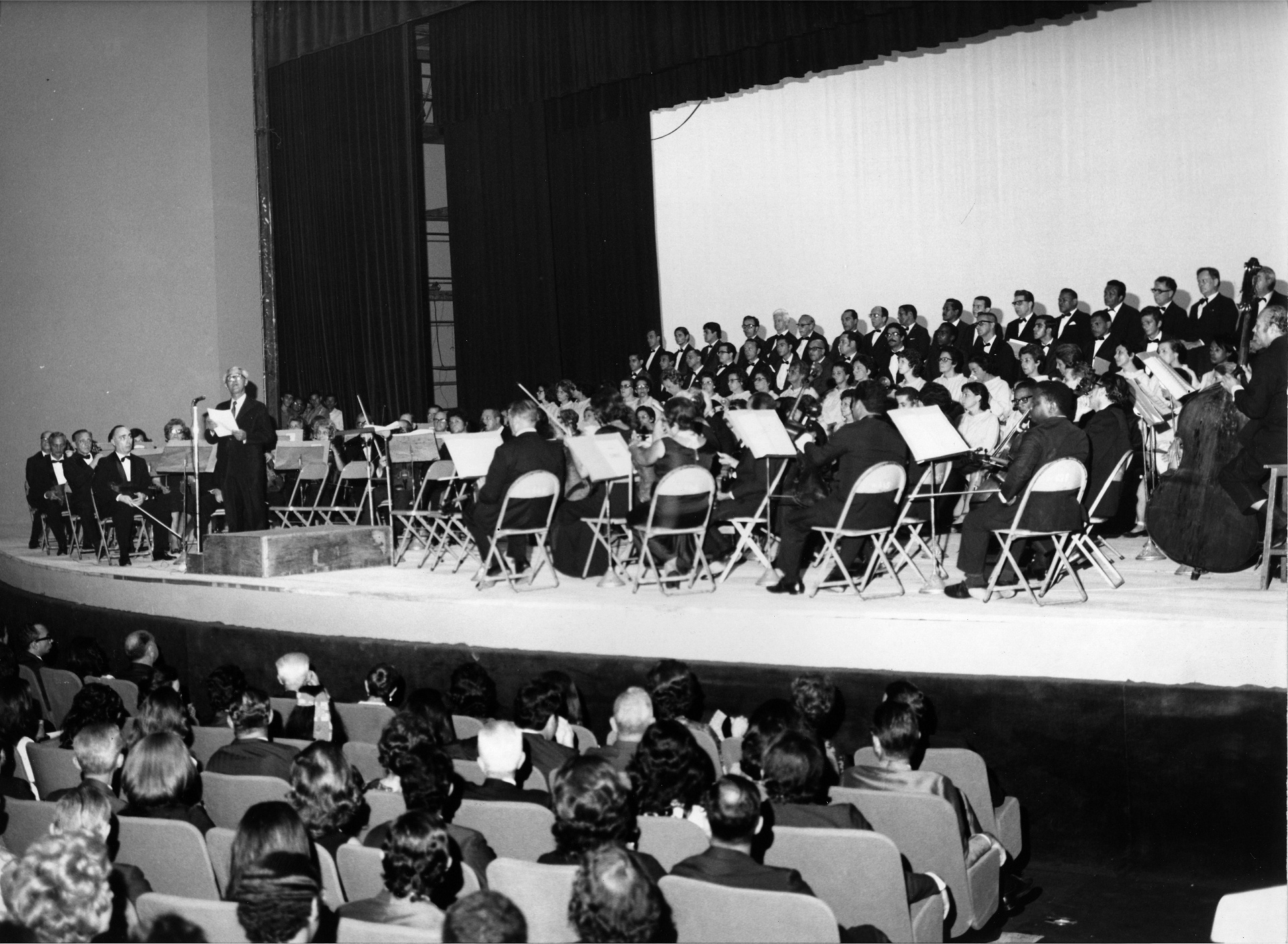Primeiro concerto no Grande Teatro do Palácio das Artes, com músicos sentados em cadeiras de bar. A imagem faz parte da exposição "Ano 45: construção, histórico, origens, registros" em BH - Divulgação