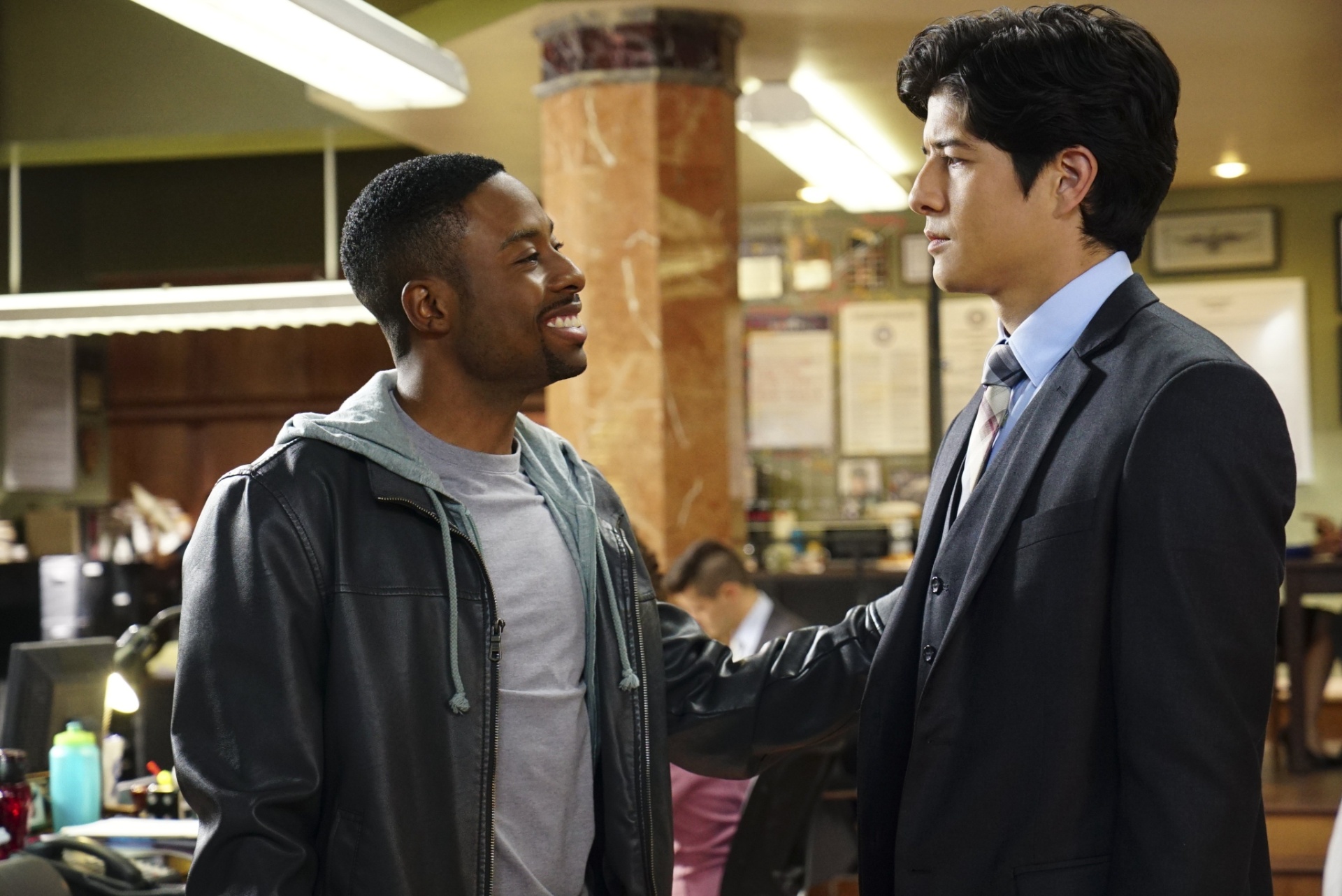 Na série "A Hora do Rush", Justin Hires e John Foo revivem os detetives Carter e Lee, papéis que foram de Chris Tucker e Jackie Chan no cinema - Divulgação