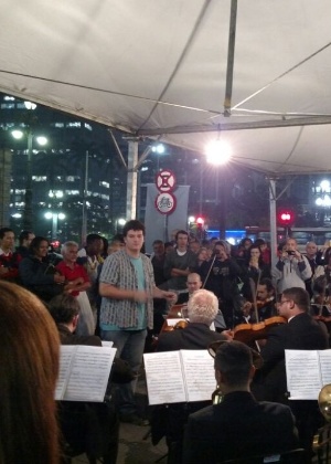 Murilo regendo a orquestra - Renata Nogueira - Renata Nogueira
