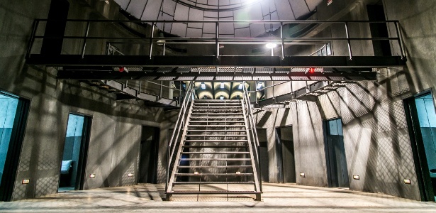 Construído no Projac, presídio tem 11 metros de altura - Paulo Belotte/Globo - Paulo Belotte/Globo