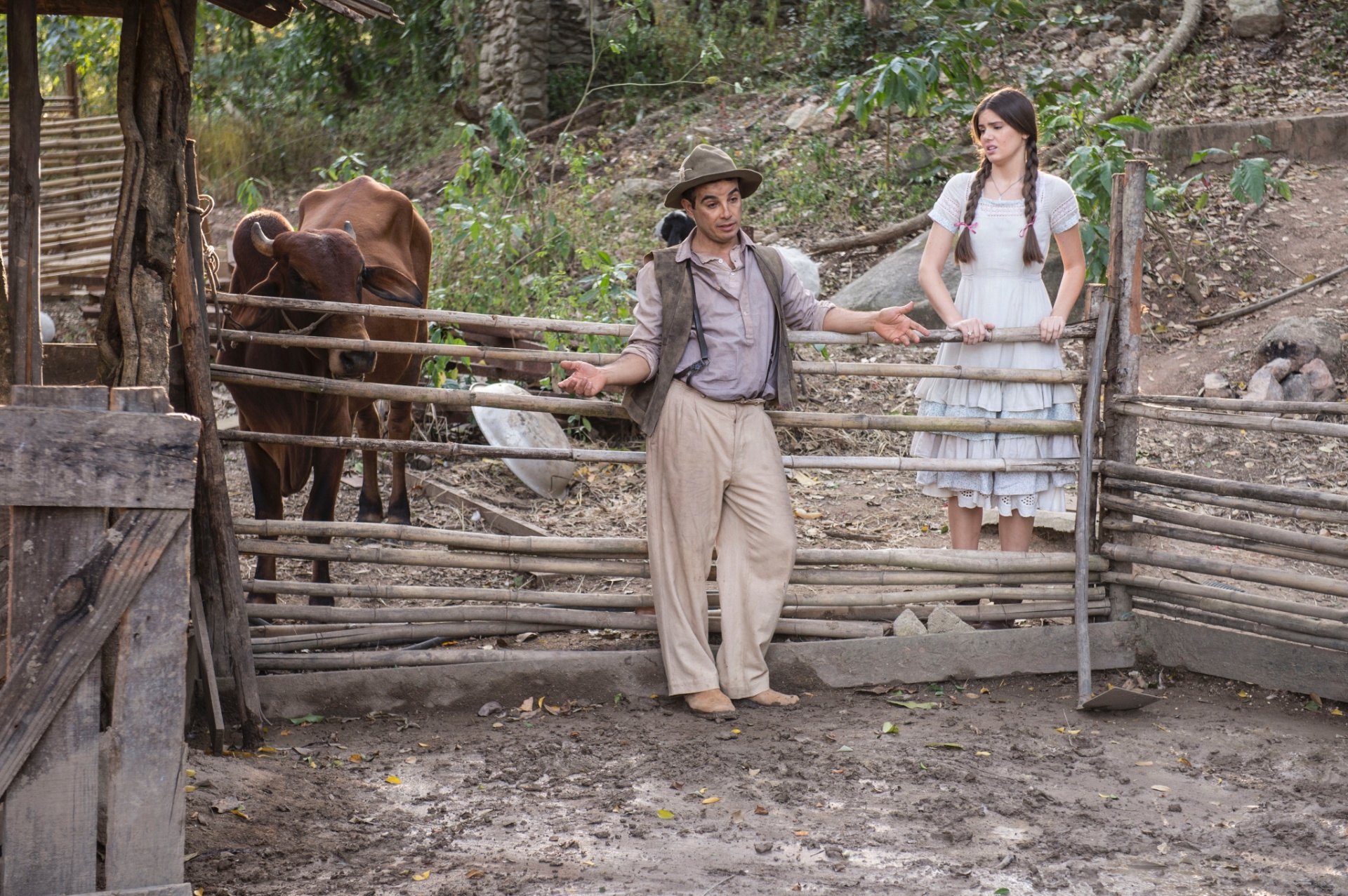 Jul.2016 - Cena da novela "Êta Mundo Bom".  Zé dos Porcos (Anderson Di Rizzi) tenta convencer Madalfa (Camila Queiroz) a fugir com ele - Divulgação /Globo