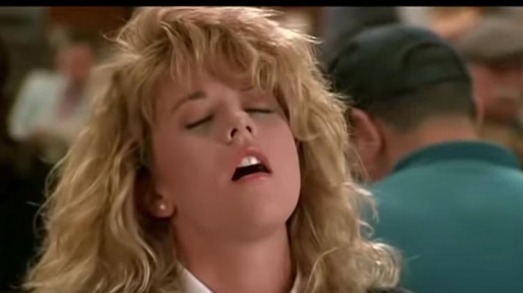 A atriz Meg Ryan em cena do filme 'Harry e Sally- Feitos um para o outro' (1989) em que sua personagem simula um orgasmo em um restaurante