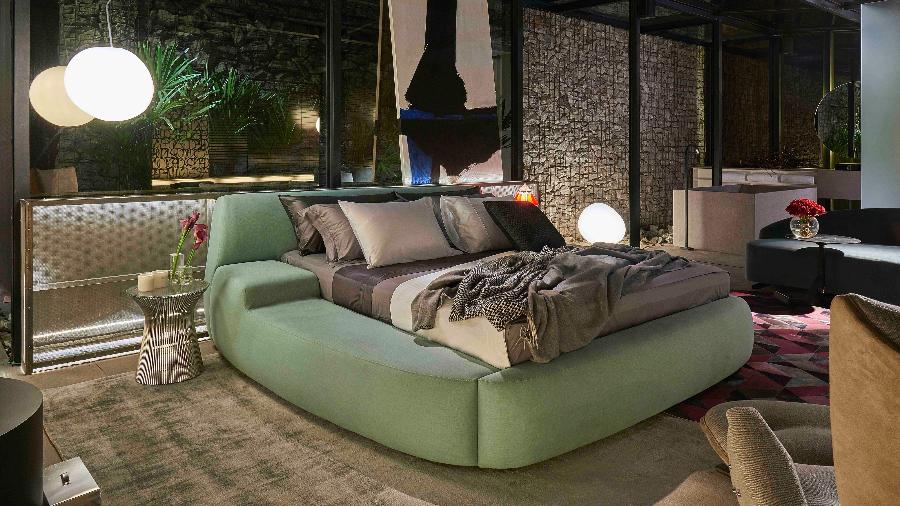 Casa Cor MG - 2016: Junior Piacesi quebrou a impessoalidade no Quarto de Hotel com itens que promovem o conforto. Como a cama é a vedete do ambiente, eleja um modelo de impacto e condizente com o que você deseja expressar, se puder investir em apenas um item de decoração. O móvel escolhido neste caso, amplo e todo estofado em verde, é o maior símbolo da ideia do arquiteto: aumentar o aconchego - Jomar Bragança/ Divulgação