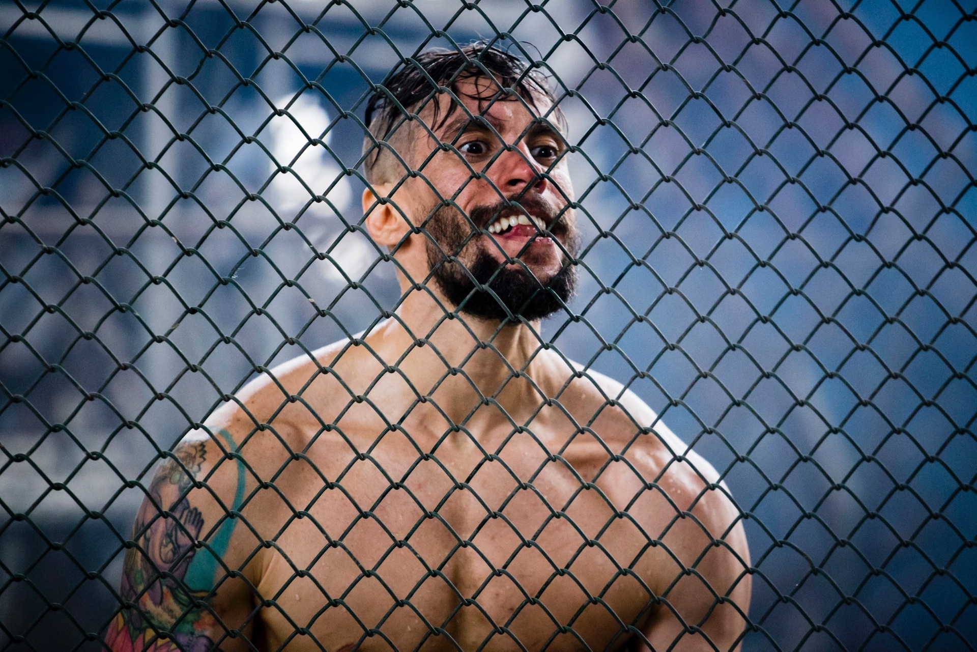 Bruno Belarmino interpreta Luisão, um ex-lutador de MMA. Bruto, ele prefere ficar calado e observar seus oponentes. Carrega uma culpa que ninguém sabe o motivo. Aos 34 anos,afastado dos ringues, ele dedica a domar a raiva e violência, suas piores e temíveis características - Divulgação/TVGlobo/Fabio Rocha