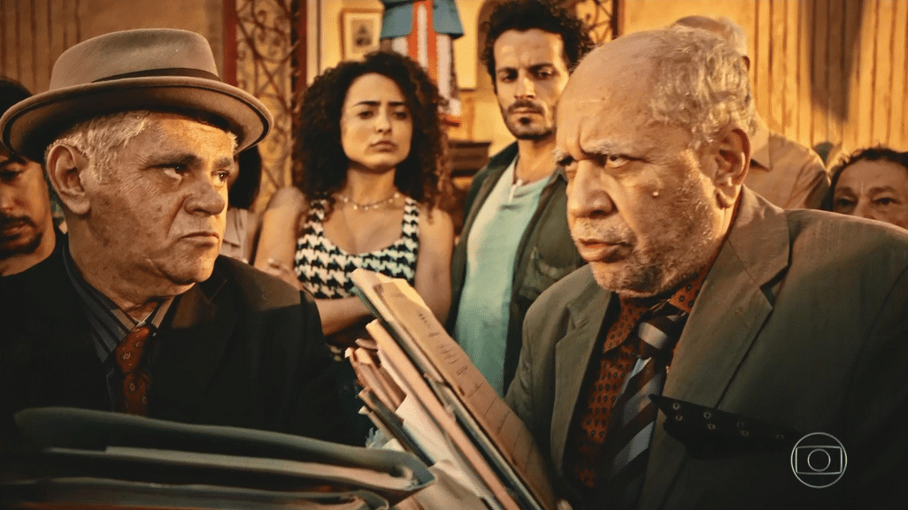 Delegado Queiroz e prefeito Raimundo tentam fugir com documentos da Prefeitura e são barrados por Beatriz. Depois, foram presos em flagrante pela Polícia Federal - Reprodução/TV Globo