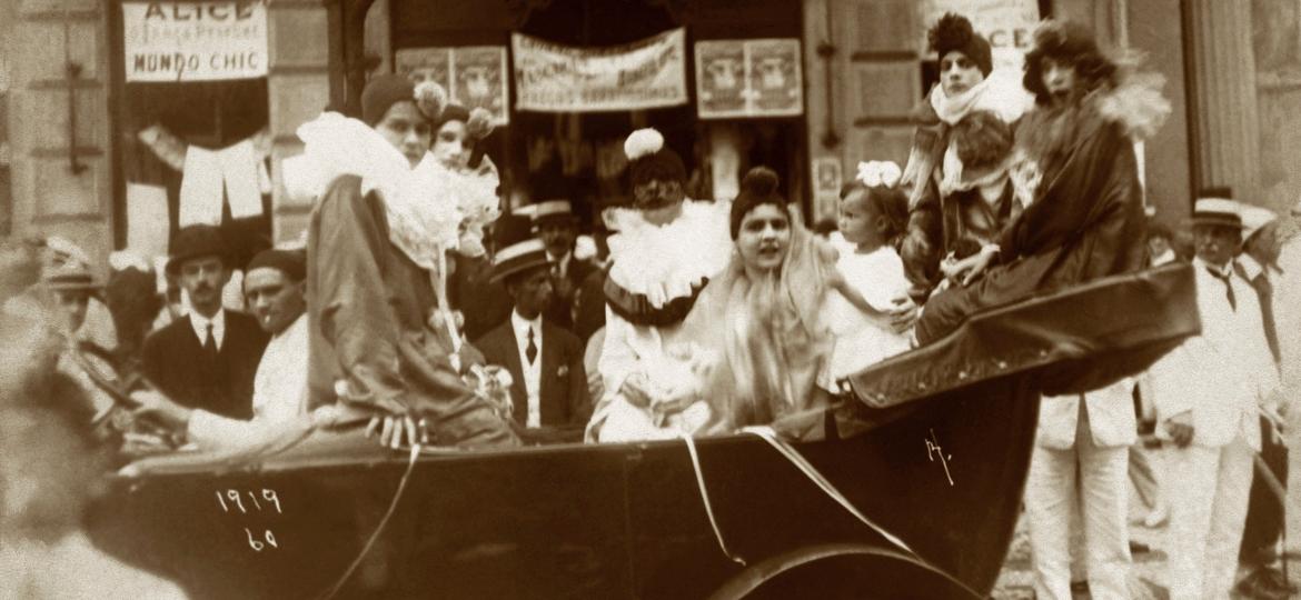Desfile do corso durante o carnaval de 1919, na cidade do Rio de Janeiro - Augusto Malta/Acervo IMS