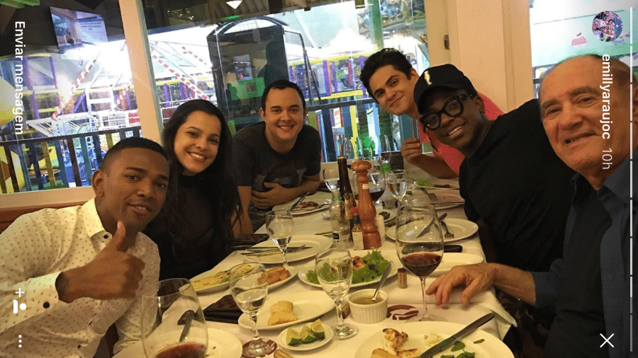 Emilly registrou um encontro com Renato  Aragão e os principais atores da nova versão de "Os Trapalhões" como Nego do Borel, Mumuzinho, Gui Santana e Lucas Veloso - Reprodução/Instagram