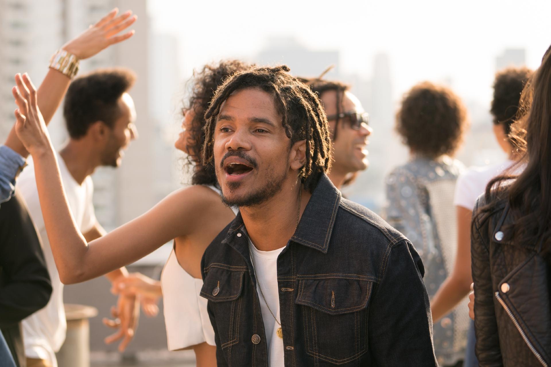 Alexandre Carlo, vocalista do Natiruts, durante gravação do clipe "Sol do Meu Amanhecer" - Sergio Fagundes