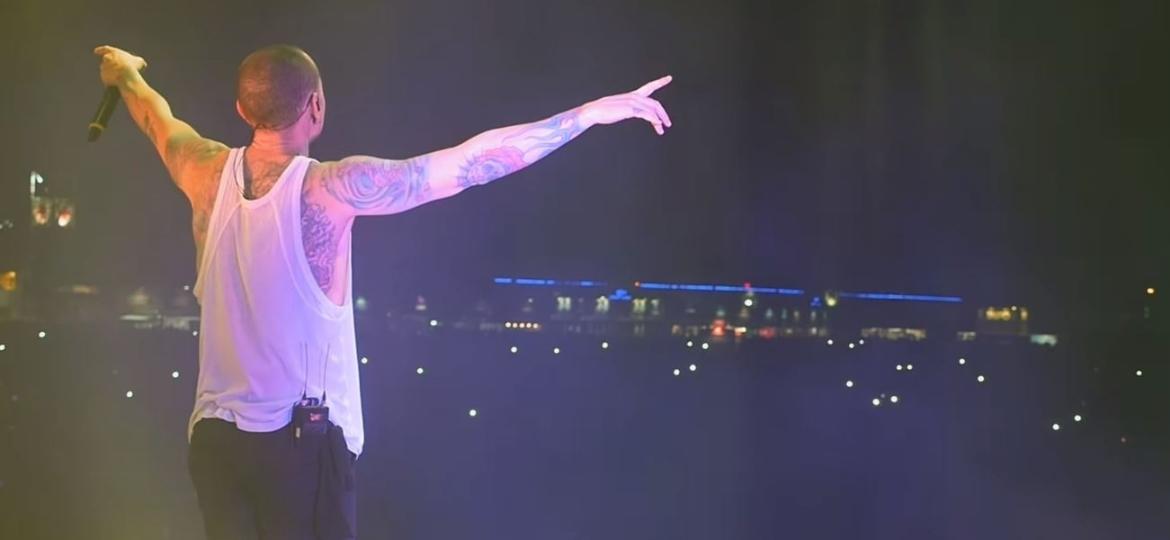 Chester Bennington, vocalista do Linkin Park, em cena do clipe "Talking To Myself" - Reprodução