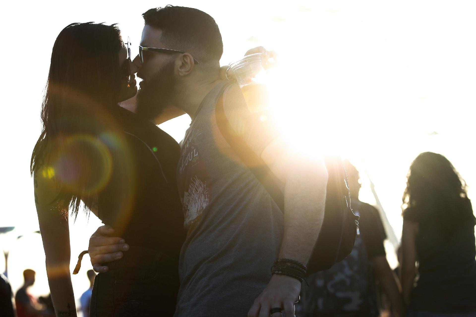 Muitos casais apaixonados trocam beijos no quarto dia de Rock in Rio - Marcos Antonio Teixeira/UOL