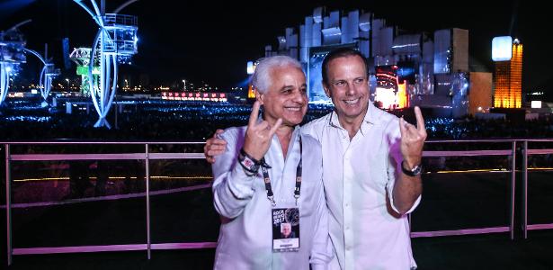 Prefeito de São Paulo, João Dória (dir.), posa para foto com Roberto Medina no Rock in Rio