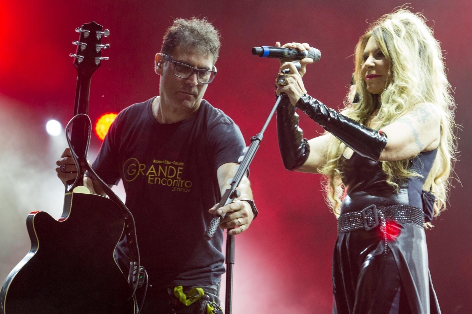 Alex Cunha, roadie de Elba Ramalho entrega o violão para a cantora interpretar "Chão de Giz", no palco Sunset do Rock in Rio - Marcos Hermes/UOL