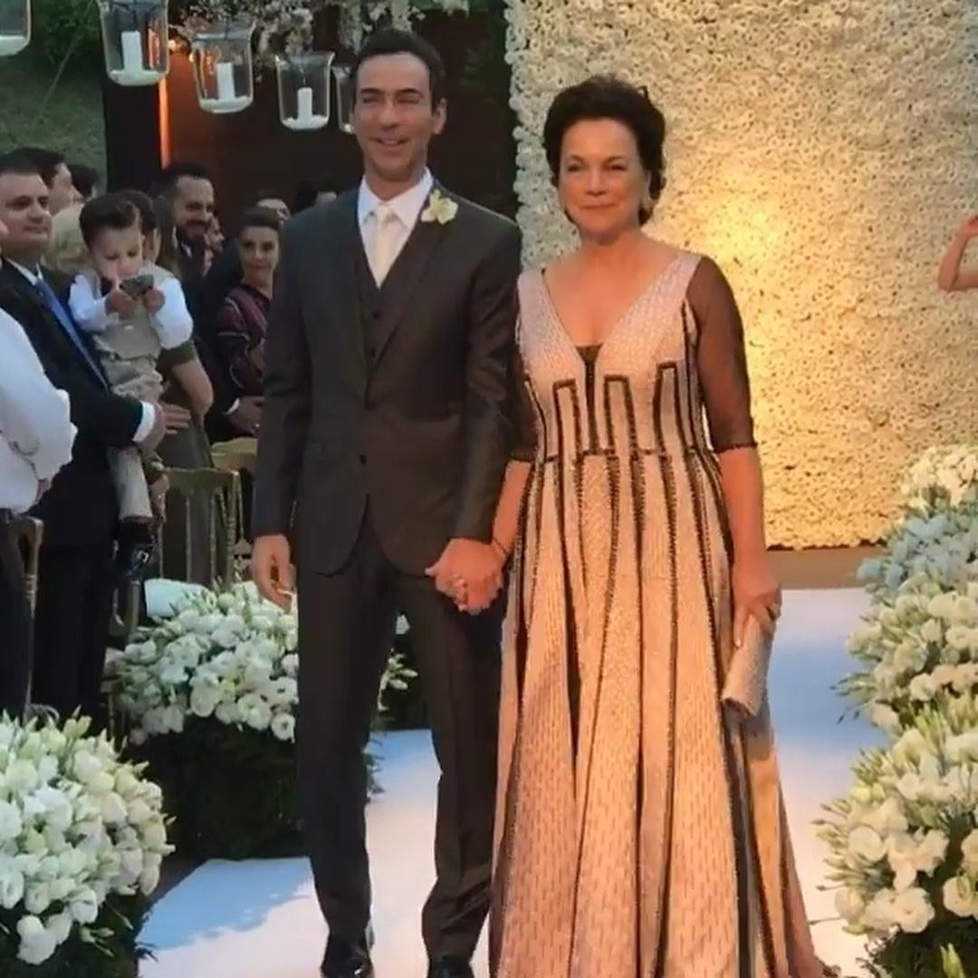 César Tralli entra na cerimônia com sua mãe - Reprodução/ Instagram