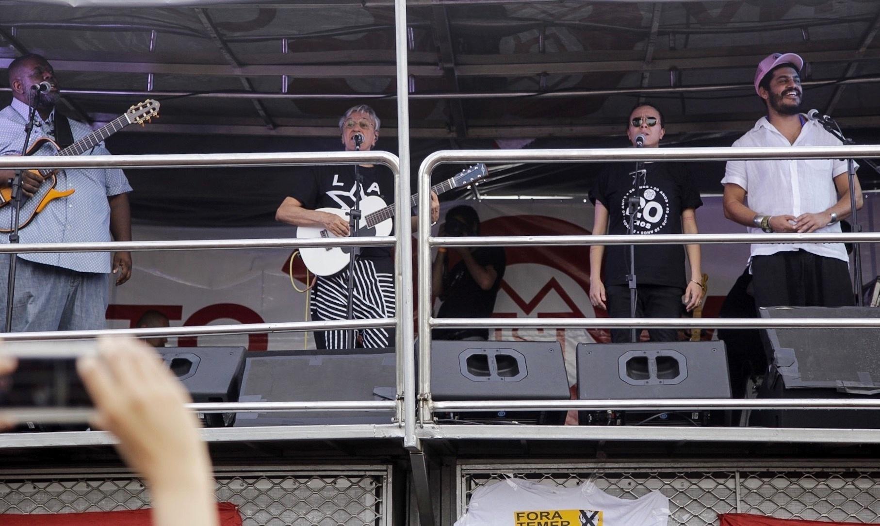 Péricles, Caetano Veloso, Maria Gadú e Criolo se apresentam juntos no ato - Marcelo Justo/UOL