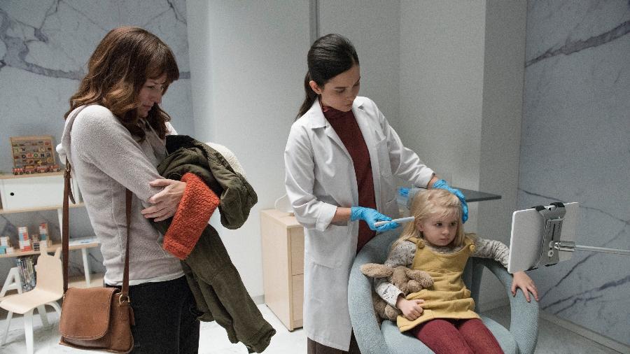 Em "Arkangel", Marie (Rosemarie Dewitt) monitora a filha Sara (Aniya Hodge) por meio de um chip implantado na menina - Christos Kalohoridis/Netflix