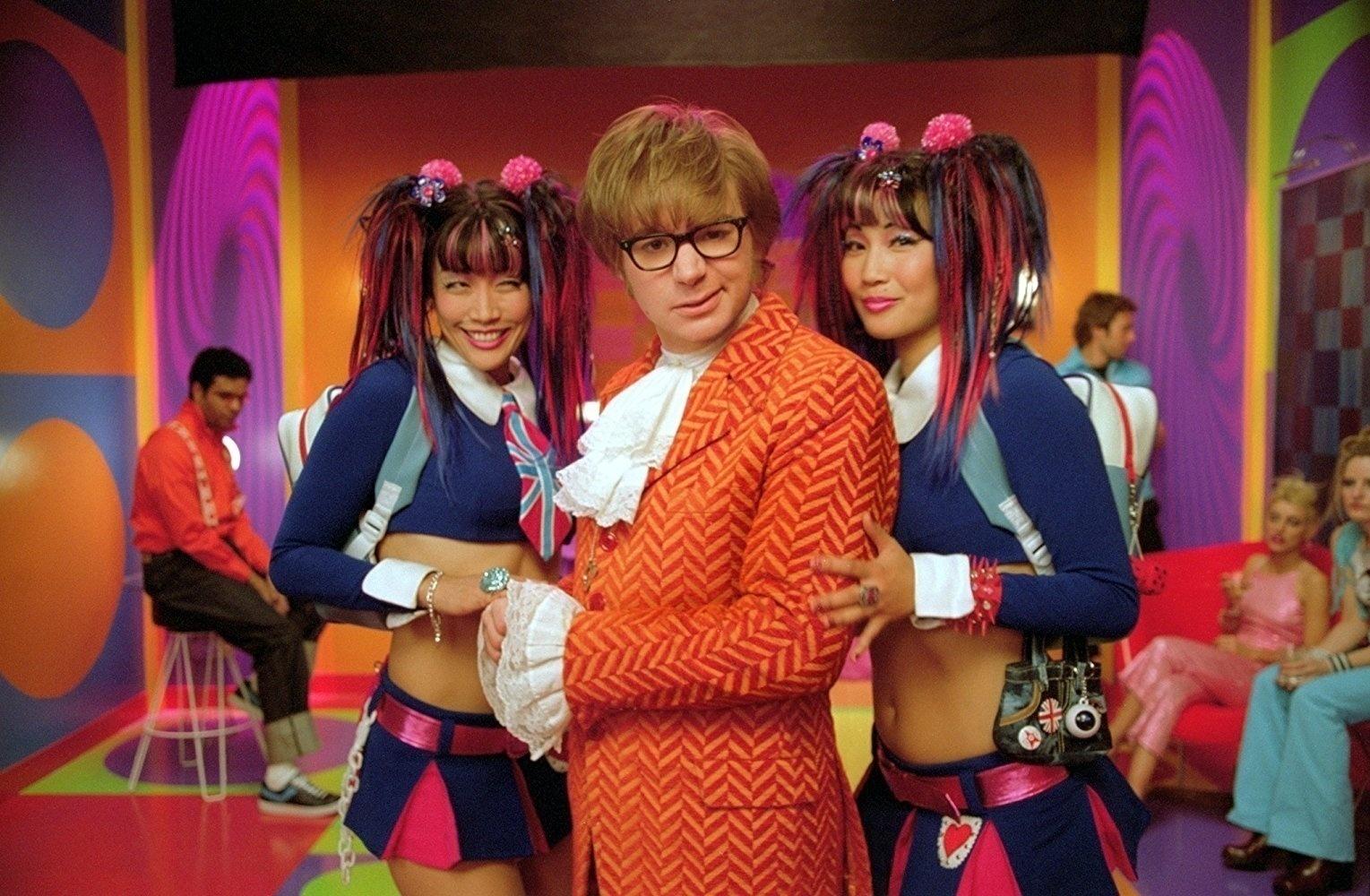 Mike Myers, Carrie Ann Inaba e Diane Mizota em cena de "Austin Powers em o Homem do Membro de Ouro" (2002) - Divulgação