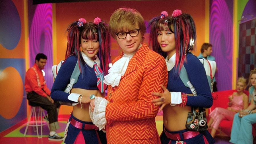 Mike Myers, Carrie Ann Inaba e Diane Mizota em cena de "Austin Powers em o Homem do Membro de Ouro" (2002) - Divulgação