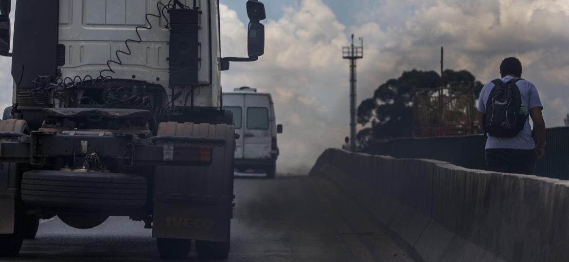 Caminhão emite fumaça preta na altura dos pedestres, em São Paulo - Apu Gomes/Folhapress - 27.2.2014