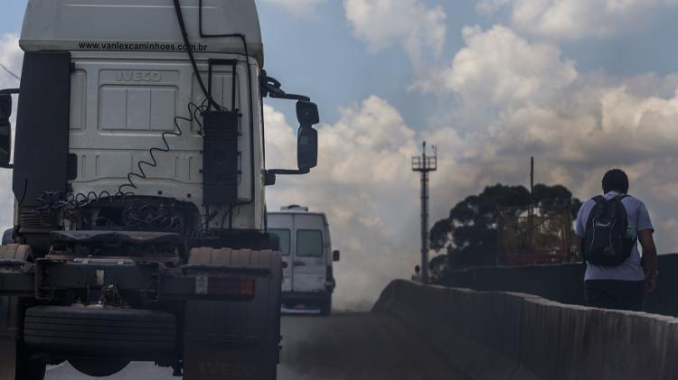 Motores a diesel mais antigos emitem fumaça preta mesmo em condições normais; nesse caso, o problema é de saúde para quem respira Motores a diesel mais antigos emitem fumaça preta mesmo em condições normais; nesse caso, o problema é de saúde para quem respira