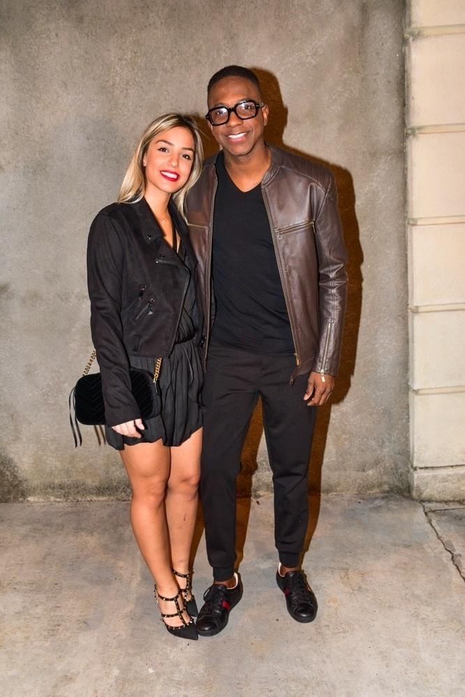 O vencedor Mumuzinho chega acompanhado da namorada Thainá Fernandes para comemorar a final do "Show dos Famosos" na casa de Faustão em São Paulo - Ag.News