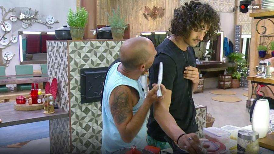 Rafael Ilha aponta faca para João Zoli na cozinha de "A Fazenda 10" - Reprodução/PlayPlus
