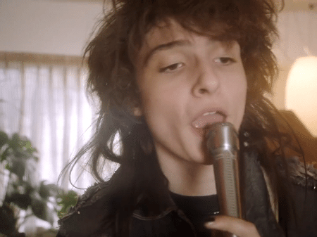 Finn Wolfhard no clipe de "Take On Me", do Weezer - Reprodução/YouTube