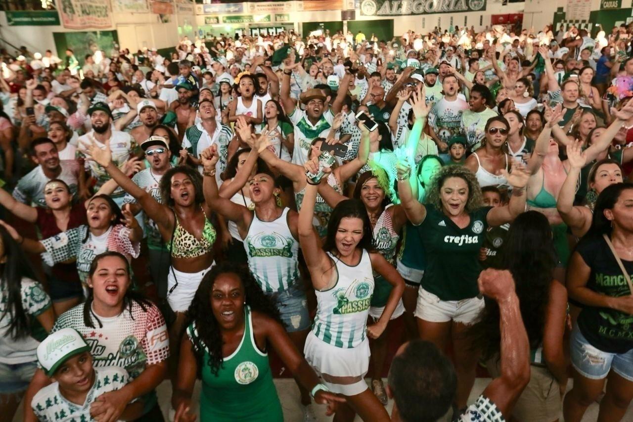 Integrantes da Mancha Verde comemora primeiro título do Carnaval de SP - Ricardo Matsukawa/UOL
