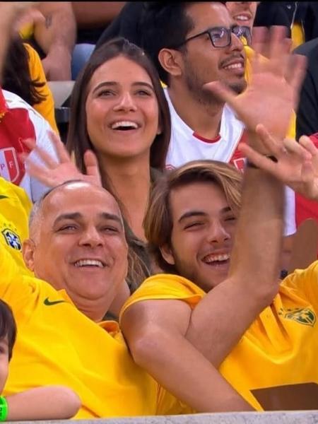 O diretor de programação da Globo, Amauri Soares, com o filho Felipe na torcida no Maracanã - Reprodução / Twitter