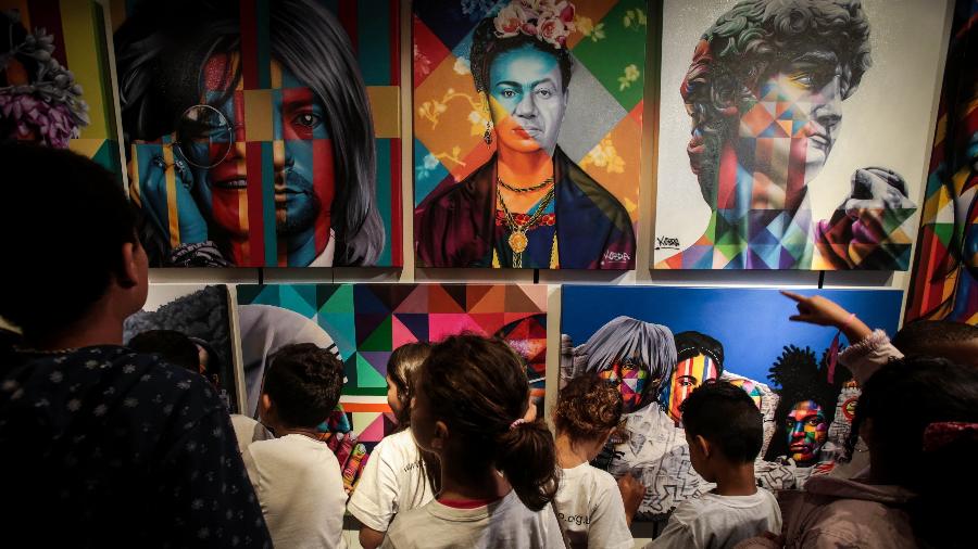 27.ago.2019 - Crianças visitam o projeto "Galeria Circular" do artista paulistano Eduardo Kobra, no lançamento da iniciativa - Felipe Rau/Estadão Conteúdo