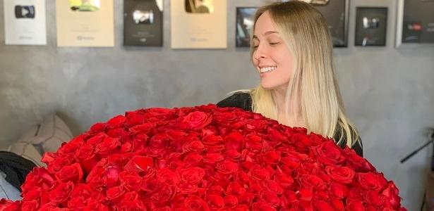 Tata Estaniecki chora ao ganhar buquê com 400 rosas de Cocielo: 'nunca vi  igual' – Só Notícias