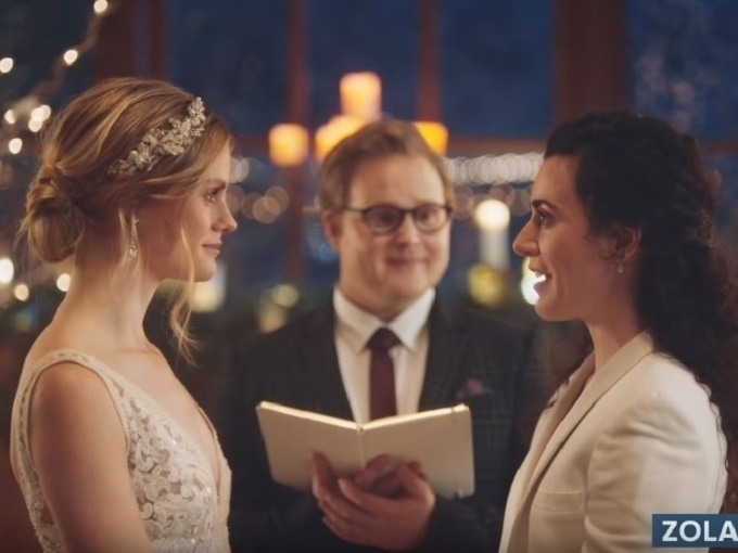 Após pressão, rede de TV Hallmark tira do ar anúncio com casal de mulheres