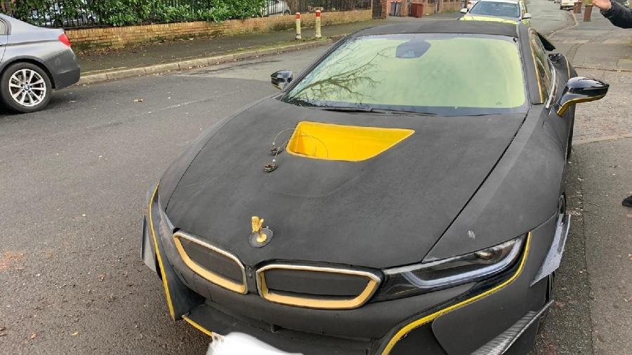 Polícia confiscou BMW i8 envelopado na Inglaterra, mas não foi pelo gosto discutível do proprietário - Divulgação
