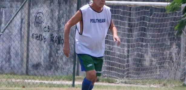 Aos 75 anos, Chico Buarque joga futebol com amigos no Rio - Quem