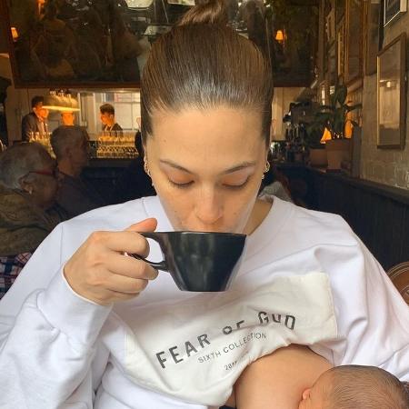Ashley Graham amamentando filho; na foto, ela brinca com emojis de "café com leite" - Reprodução/Instagram