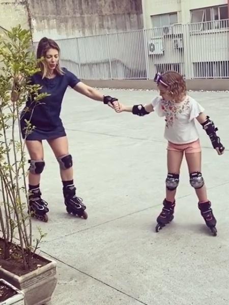 Sheila Mello e a filha Brenda andam de patins - REPRODUÇÃO/INSTAGRAM