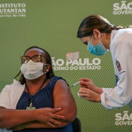 Enfermeira Mônica Calazans, de 54 anos, é a primeira brasileira a receber dose da vacina Coronavac - Governo do Estado de São Paulo / Divulgação
