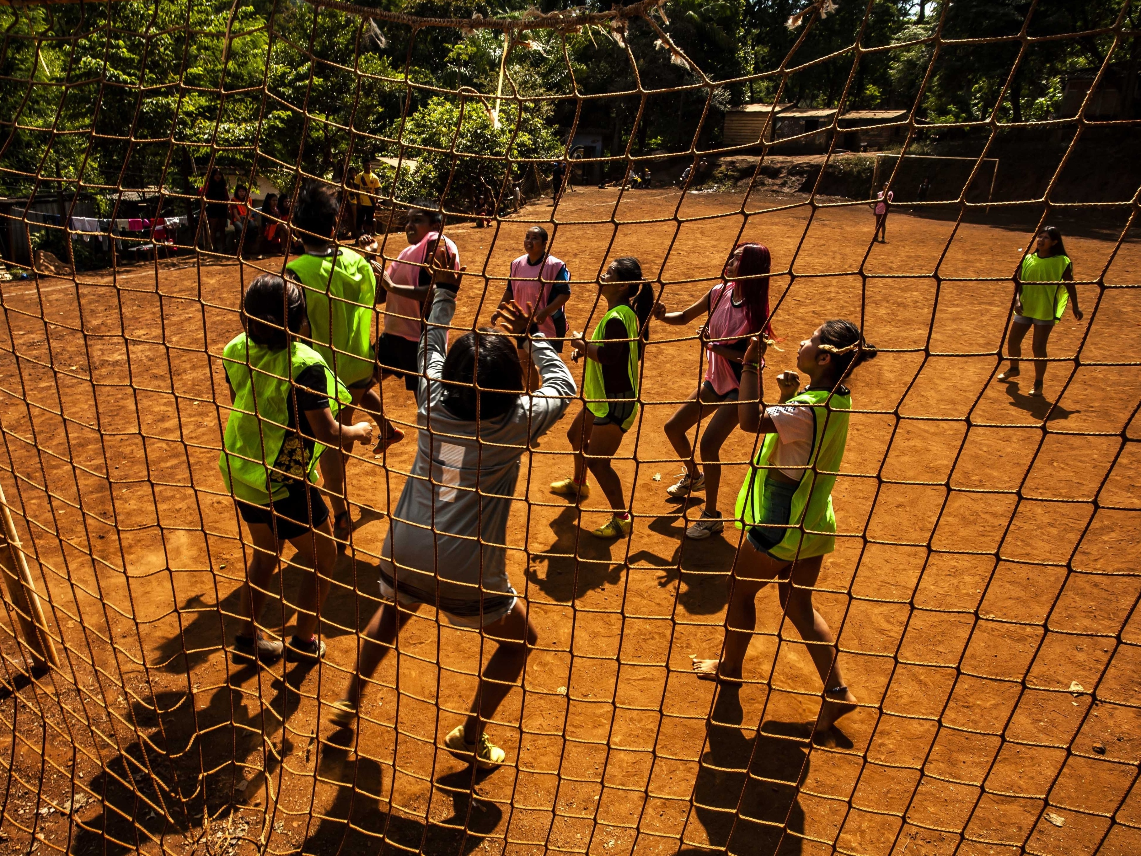 Mulheres guaranis conquistam campo de futebol em aldeia de SP