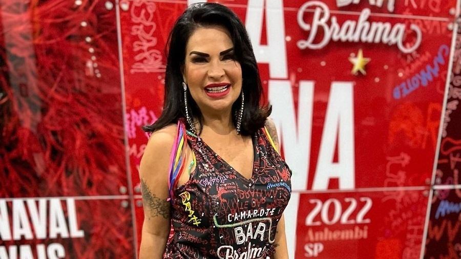 Solange Gomes troca telefone com fã durante Carnaval de SP - Reprodução/Instagram