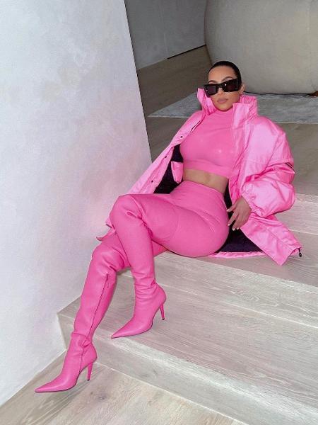 Kim Kardashian usa bota de cano alto com casaco "puffer jacket"  - Reprodução Instagram